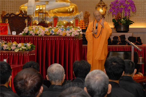 慈容法师特地亲自示范,教导“合掌”、“放掌”、“问讯”、“供香”、“顶礼”等礼仪